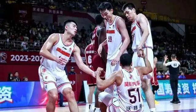 广东男篮险胜青岛男篮，艰难取胜保持势头的简单介绍